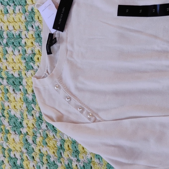 Elegant Cream Sweater with Pearl Accents - Picture 3 of 5